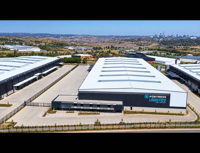 18,756M² WAREHOUSE TO LET IN LONGLAKE